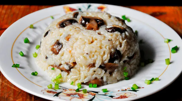 Brown Rice Mushroom Pilaf cu ciuperci