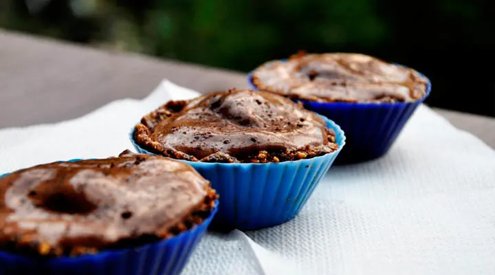 Raw Vegan Chocolate Ice Cream Cupcakes | Cupcakes raw vegane cu carob si ciocolata