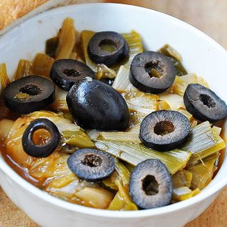 leek stew with olives recipe mancare de praz cu masline reteta