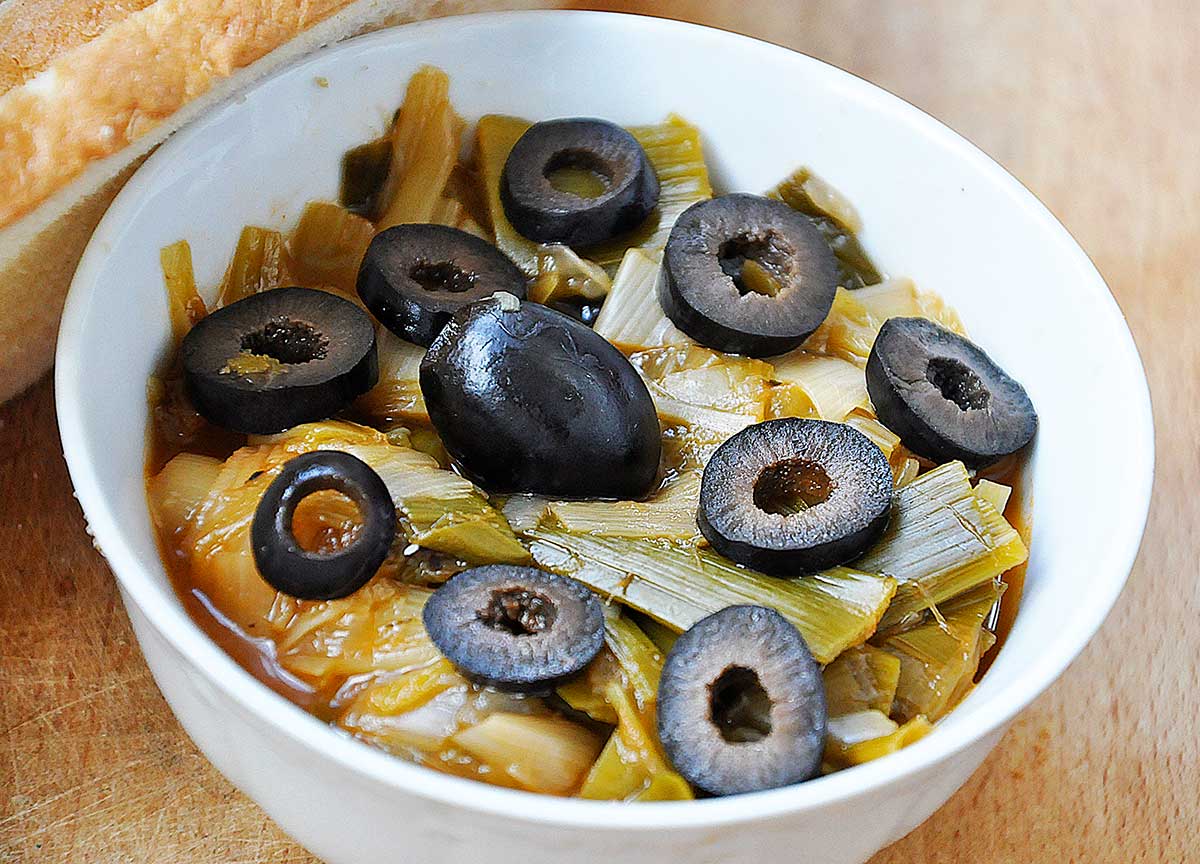leek stew with olives recipe mancare de praz cu masline reteta