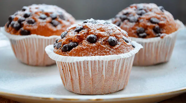 Chocolate Chip Coconut Muffins | Briose cu ciocolata si cocos