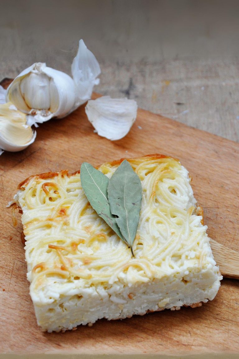 baked spaghetti casserole with feta cheese spaghete la cuptor cu branza