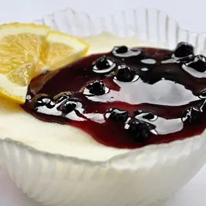 Semolina Pudding Recipe with Blueberry Jam gris cu lapte si dulceata