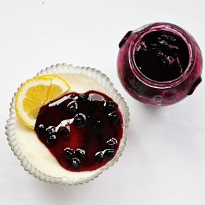 Semolina Pudding with Blueberry Jam gris cu lapte
