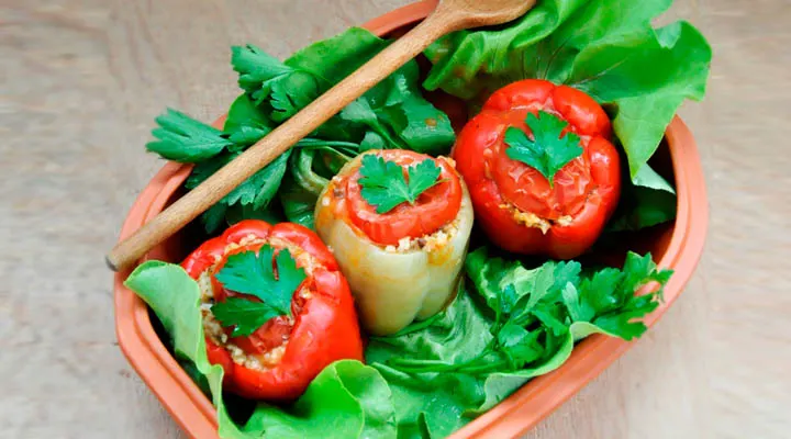Stuffed Red Bell Peppers with Rice and Mushrooms with Tomato Sauce and Salad Garnish | Ardei umpluti vegetarieni