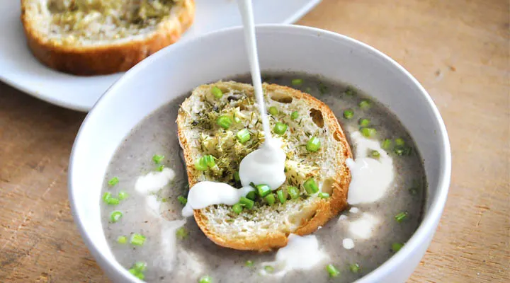 Creamy Mushroom Soup with Thyme & Garlic Flavored Baguette | Supa crema de ciuperci