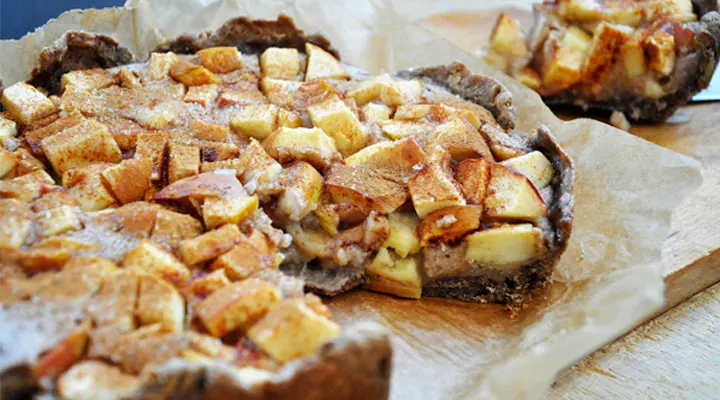 Banana Cream Pie with Cinnamon Crusted Apples | Prajitura cu crema de banane si topping de mere