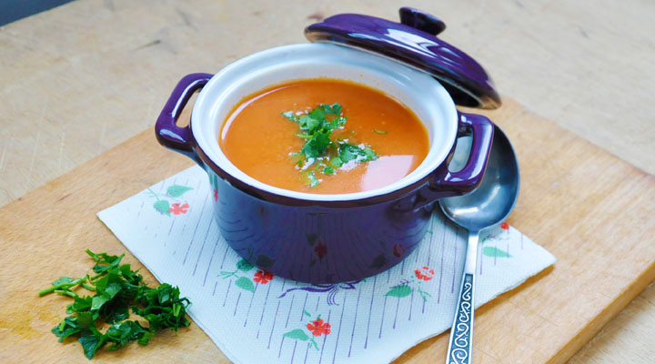 Roasted Tomato Soup with Crunchy Sweet Corn | Supa acra de rosii cu porumb