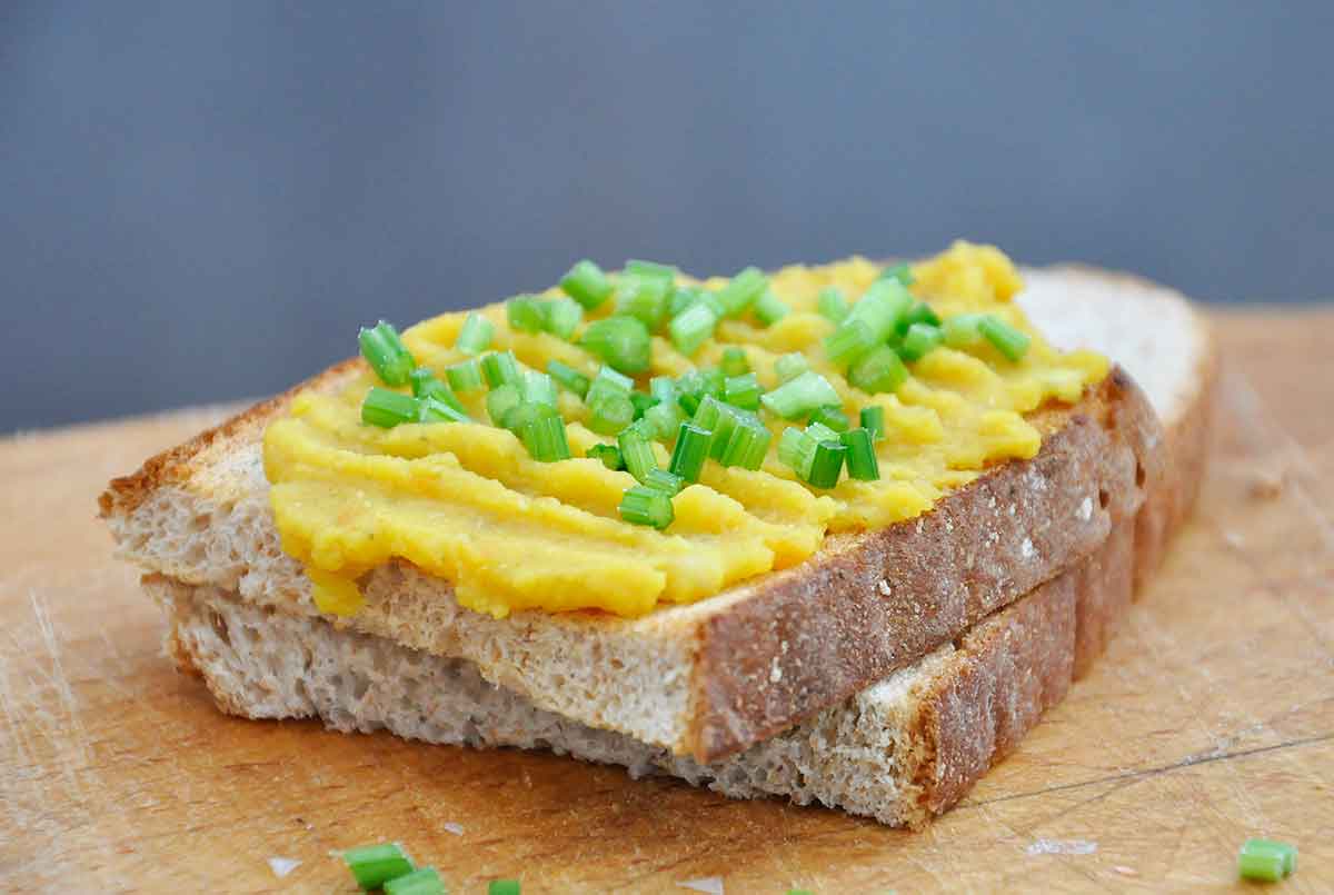 Red Lentil Creamy Pâté on Bread 