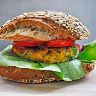 Lentil and Greens Whole Grain Sandwich | Burger vegetarian de linte cu verdeturi