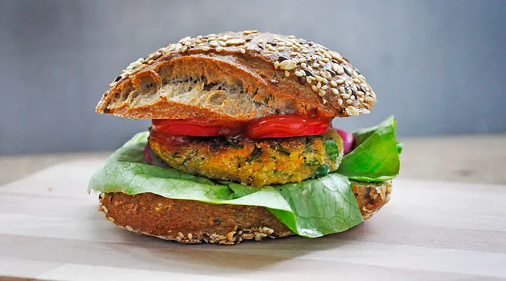 Lentil and Greens Whole Grain Sandwich | Burger vegetarian de linte cu verdeturi