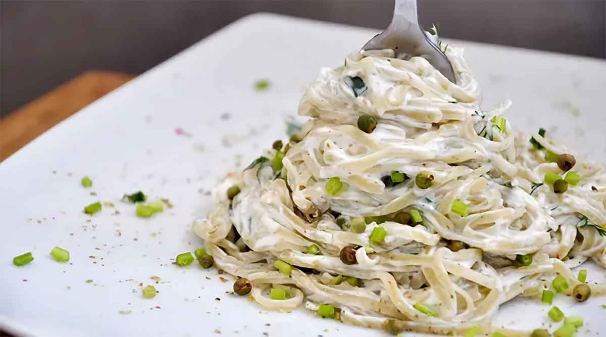 Cheesy Pasta with Green Peppercorns Sauce 