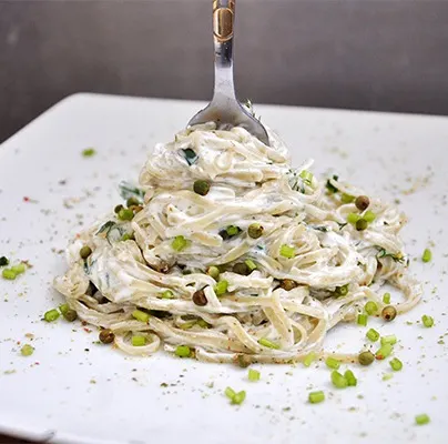Spaghete cu sos alb, marar si piper verde Cheesy Spaghetti with Dill and Green Pepper Sauce Recipe