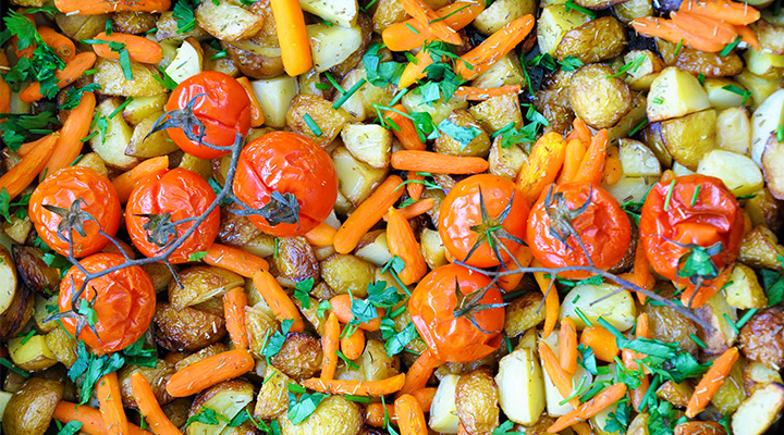 Cartofi noi cu baby carrots, rosii coapte, verdeturi la tava Spring roasted veggies