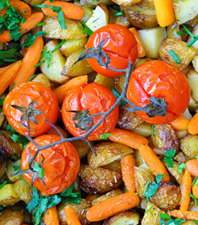Cartofi noi cu baby carrots, rosii coapte, verdeturi la tava Spring roasted veggies