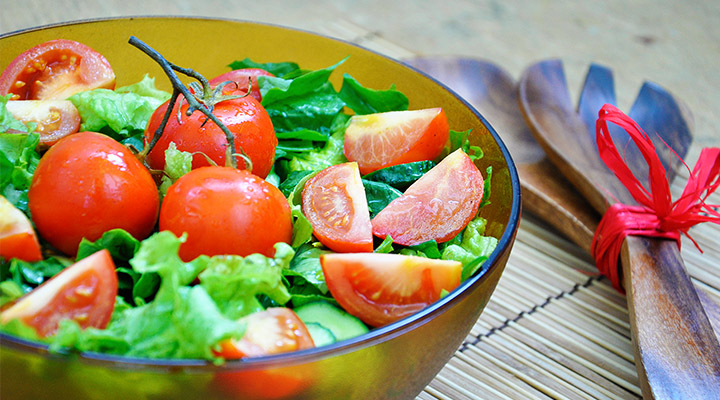 Salata de spanac cu rosii coapte Crunchy spinach salad with roasted cherry tomatoes recipe