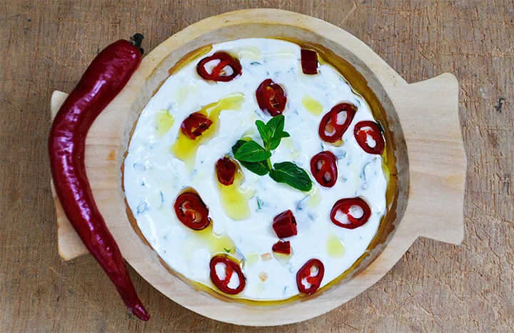 Spicy Chili and Mint Yogurt Dip