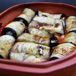 Rulouri de vinete cu branza gatite in sos de rosii Ricotta Stuffed Eggplant Rolls (2)