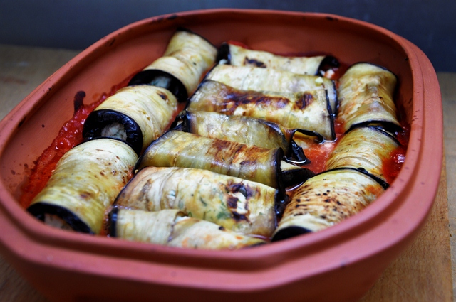 Rulouri de vinete cu branza gatite in sos de rosii Ricotta Stuffed Eggplant Rolls (2)