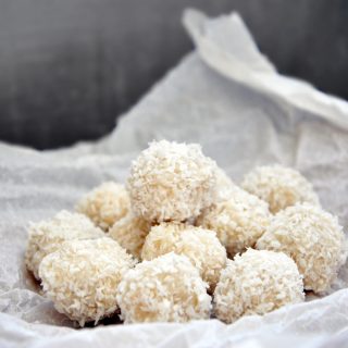 Bomboane Raffaello Raw Vegane Raw Vegan Raffaello Bonbons Dessert Coconut