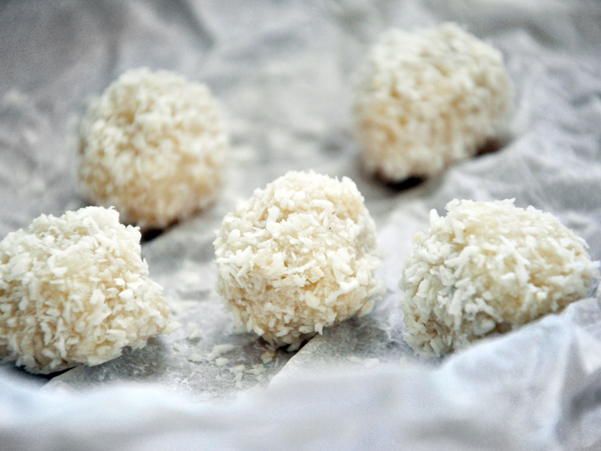 Raw Vegan coconut balls Raffaello Bonbons