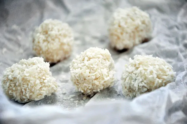 Bomboane Raffaello cocos Raw Vegane