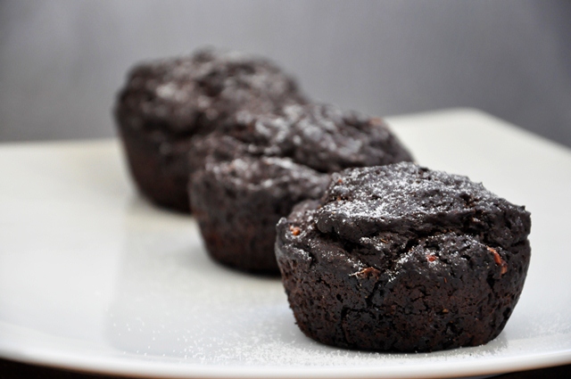 Briose vegane cu ciocolata Vegan Chocolate Muffins with Carob Powder and Caramelized Walnuts dessert