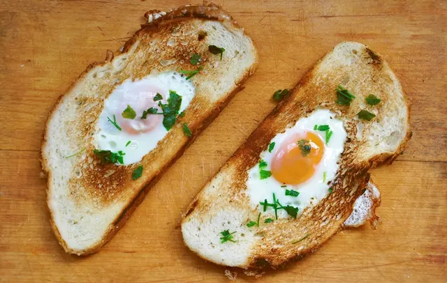 Mic dejun rapid Ou prajit in paine Egg-in-a-Hole Toast Recipe