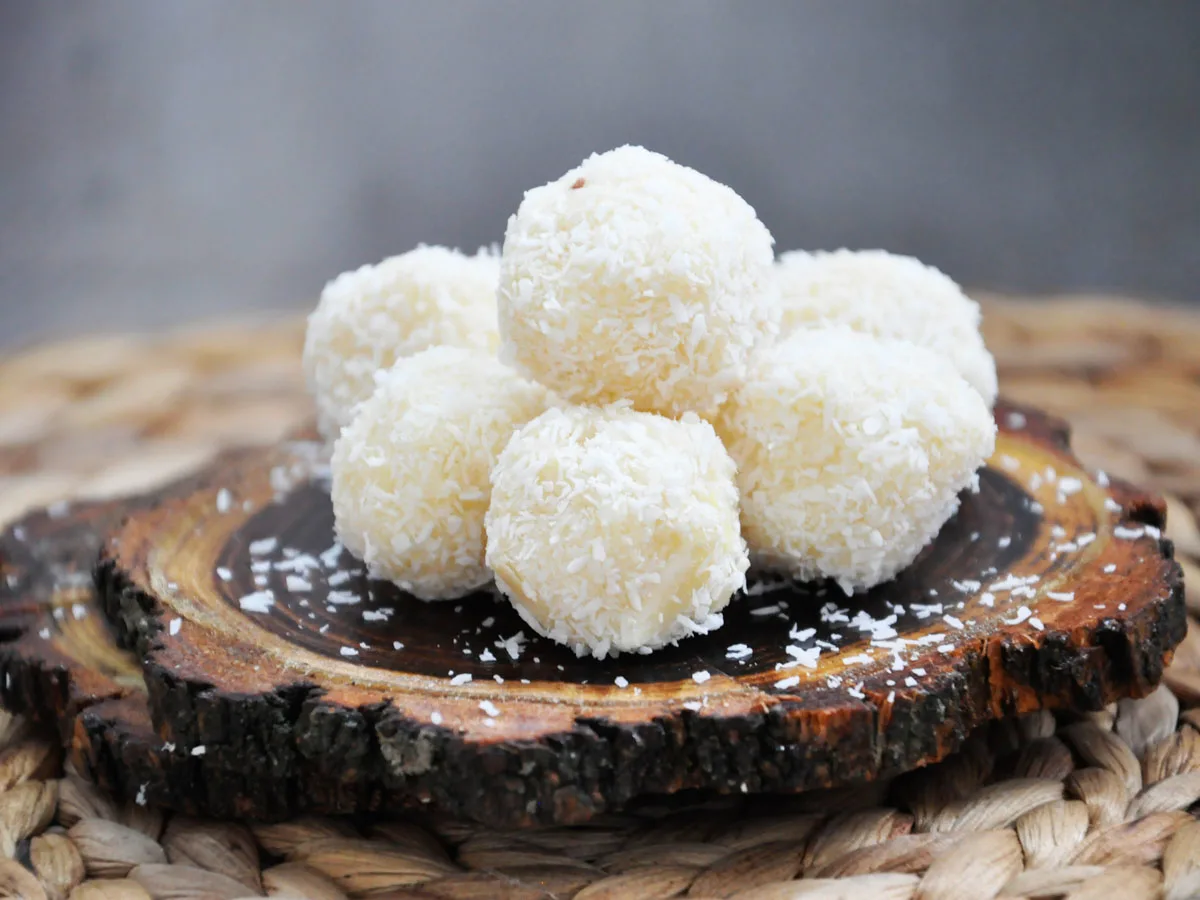 Raw Vegan Sweet Coconut balls