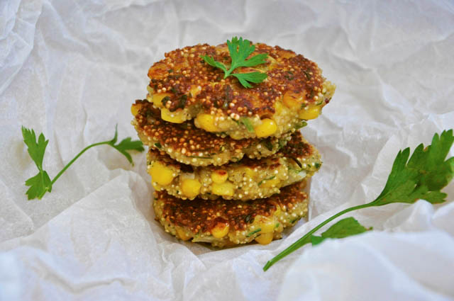 Chiftelute de quinoa cu porumb Quinoa Patties with Sweet Corn Burger