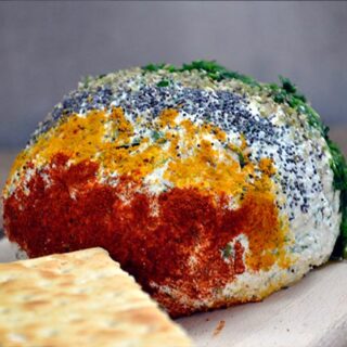 Aperitiv cu urda verdeturi si condimente Ricotta Cheese Ball with Spices and Herbs branza