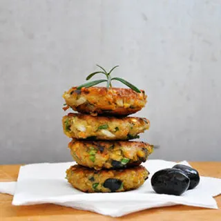 Chiftelute de linte cu masline si verdeturi Lentil Patties with Olives and Herbs