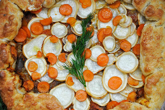 Tarta rustica cu ciuperci si radacinoase Vegetarian Root Vegetables Rustic Tart with Mushrooms top view