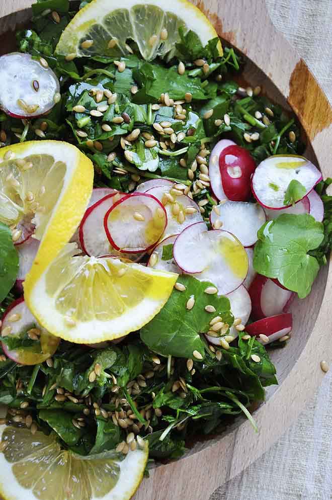 Salata detoxifianta de primavara dressing ulei canepa