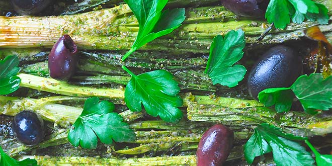 Baked Scallions with Za'atar and Olives Ceapa verde rumenita la cuptor cu zatar si masline reteta