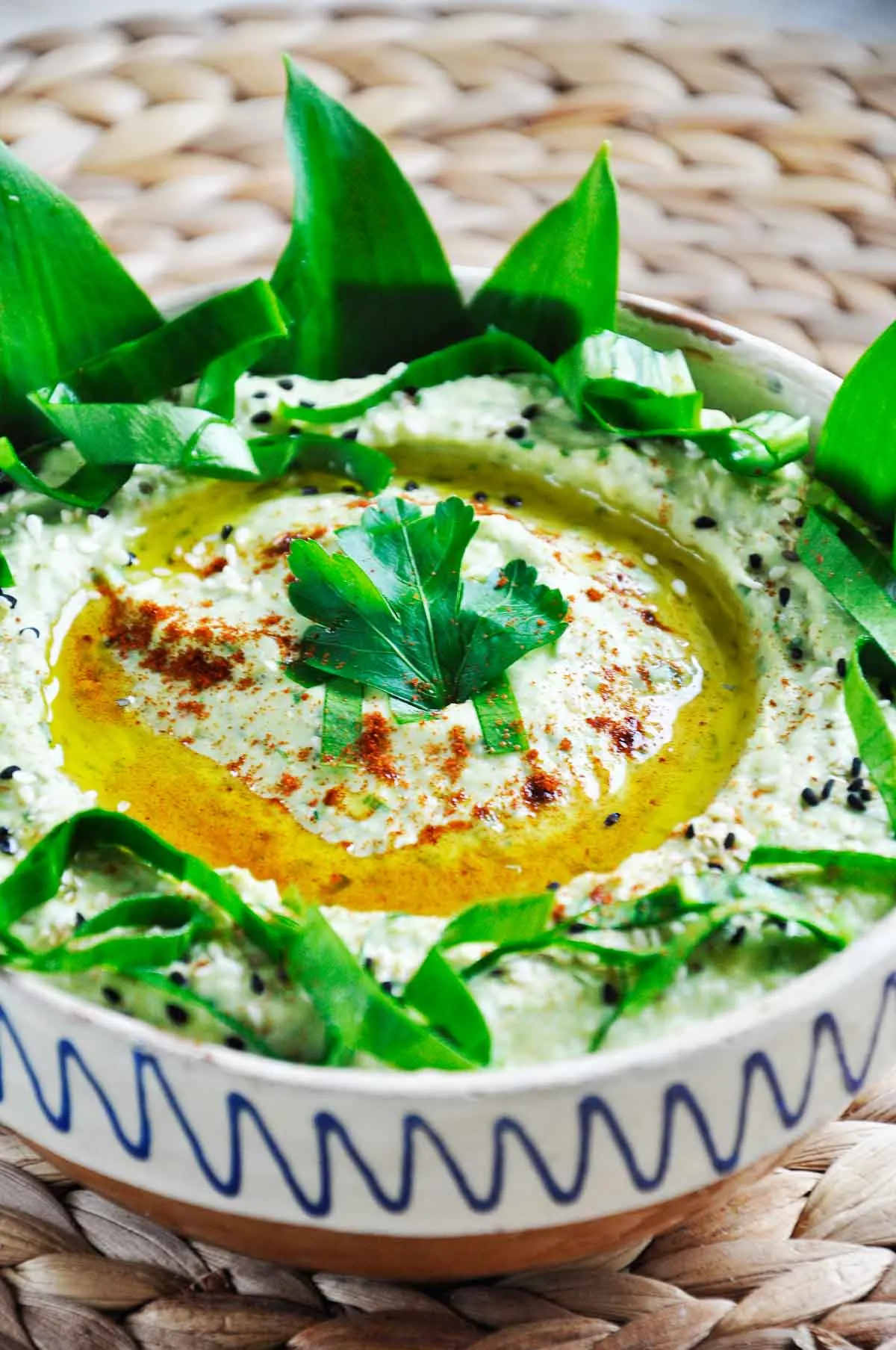 Wild Garlic Hummus Hummus cu leurda primavara