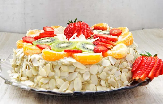 Gluten-Free Vanilla Cake with Fruits Banana-Cashew Cream