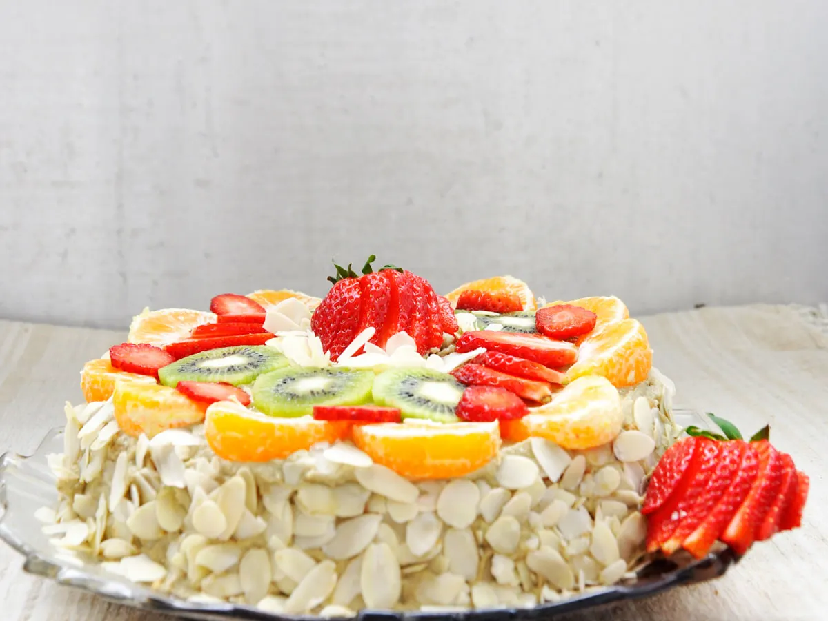 Gluten-Free Vanilla Cake with Fruits and cashew cream