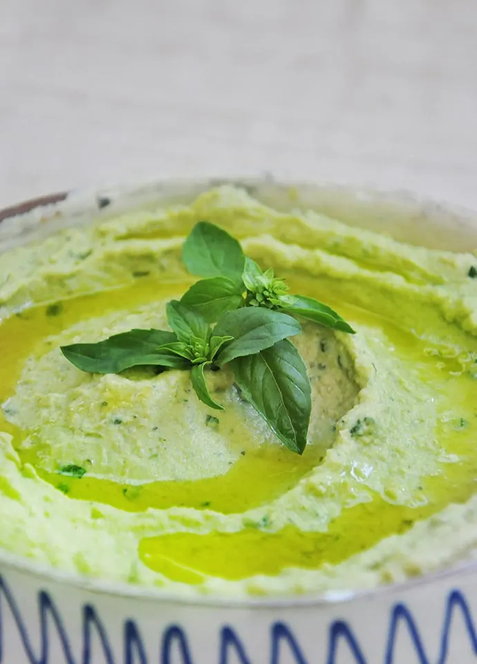 Humus cu pesto de busuioc reteta