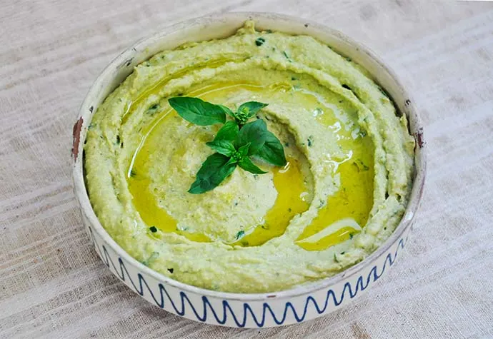 Humus cu pesto de busuioc vegan