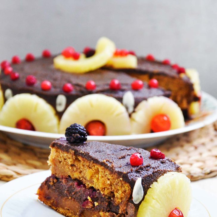 Gluten-Free Chocolate Cake with Berries and Pineapple recipe tort fara gluten cu ciocolata felie