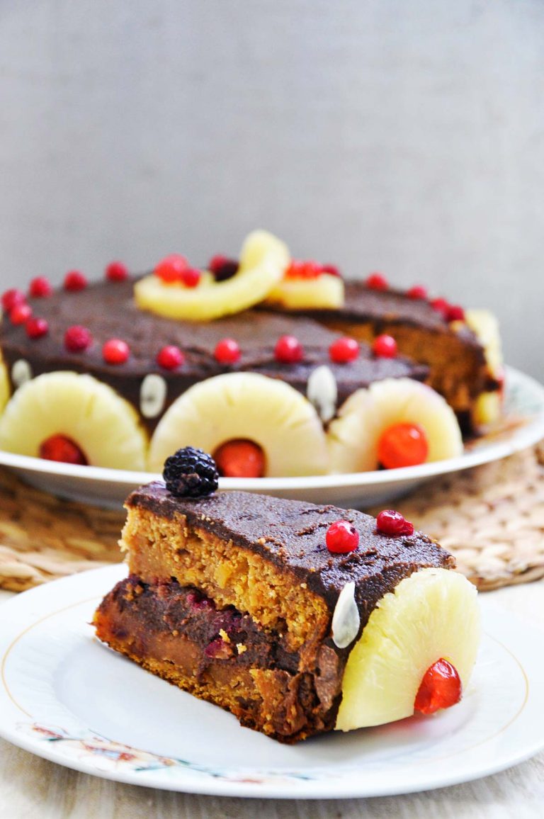 Gluten-Free Chocolate Cake with Berries and Pineapple recipe tort fara gluten cu ciocolata felie