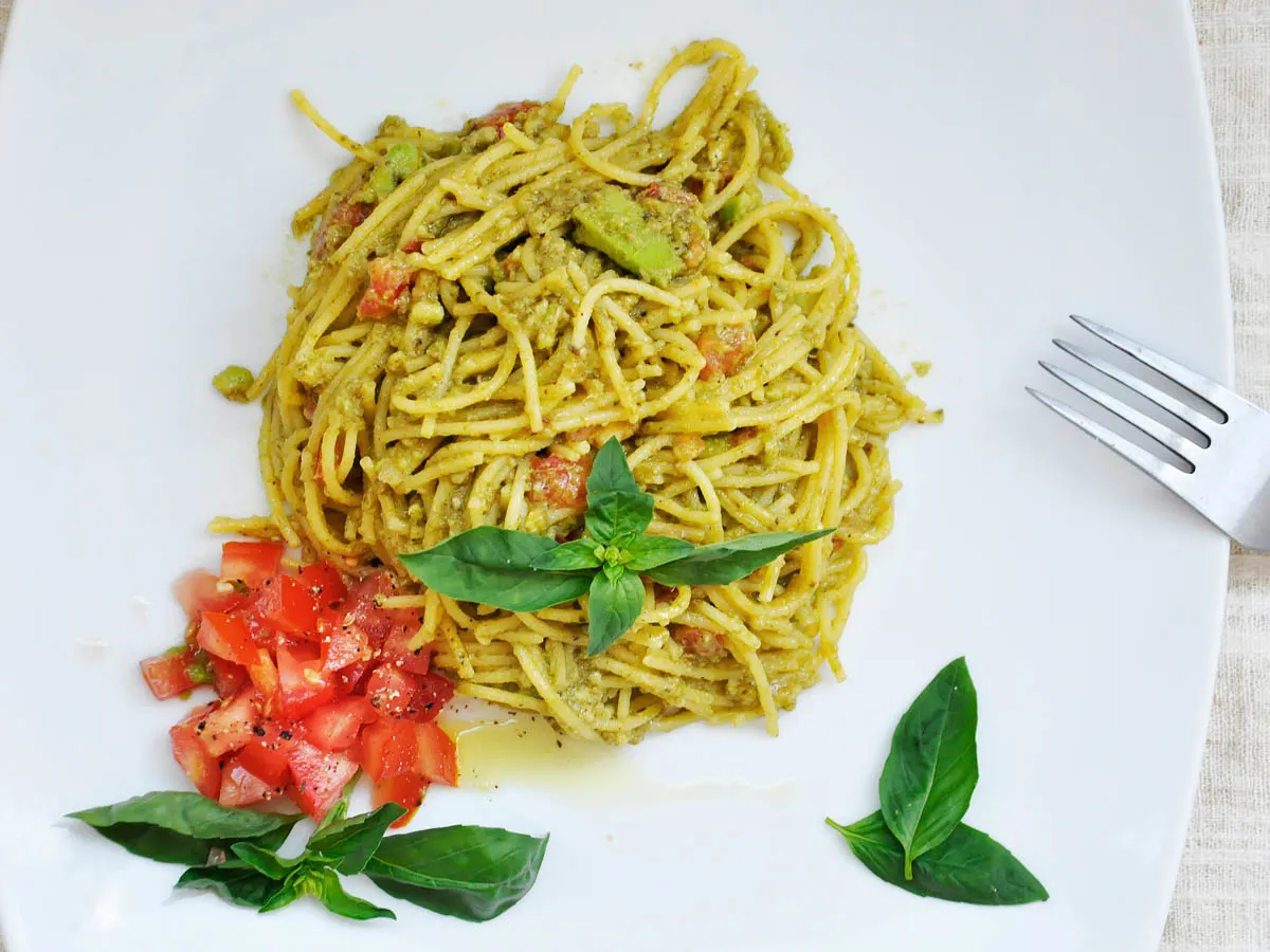 spaghete cu avocado si rosii cherry