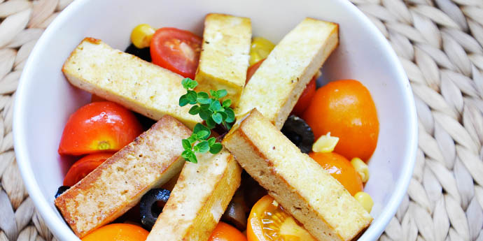 Grilled Smoked Tofu Tomato Salad Salata de rosii coapte cu tofu afumat