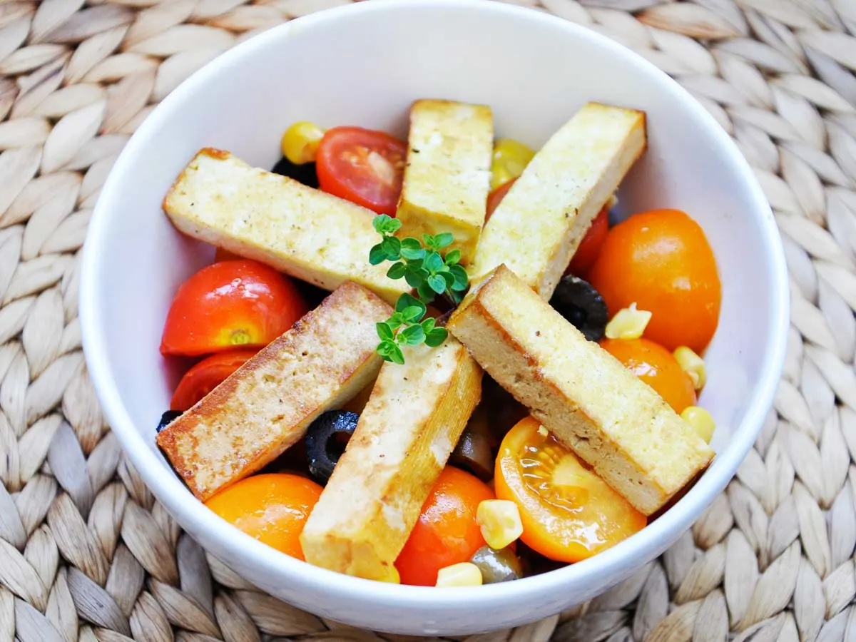 Grilled Smoked Tofu Tomato Salad Salata rosii cu tofu afumat_