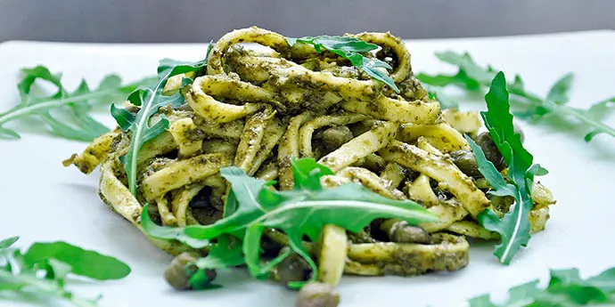 Pasta with Arugula Pesto Capers vegan Paste cu pesto de rucola capere