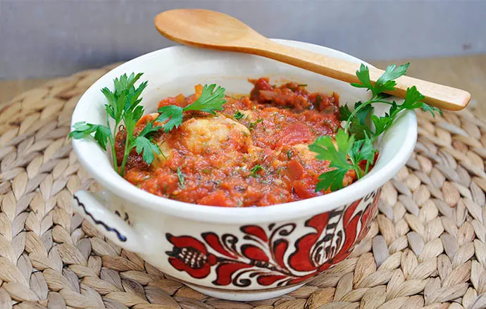 Beetballs with Garlic-Basil Tomato Sauce Chiftelute de linte si sfecla in sos de rosii usturoi busuioc recipe