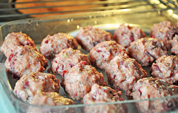 Beetballs with Garlic-Basil Tomato Sauce Chiftelute de linte si sfecla in sos de rosii usturoi busuioc steamed