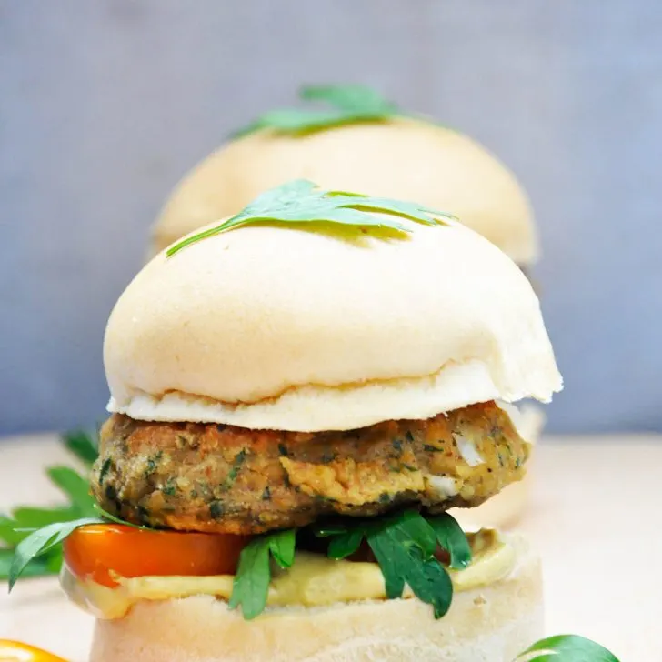 Gluten-Free Lentil Sweet Potato Burgers Burger vegetarian cu linte si cartof dulce reteta