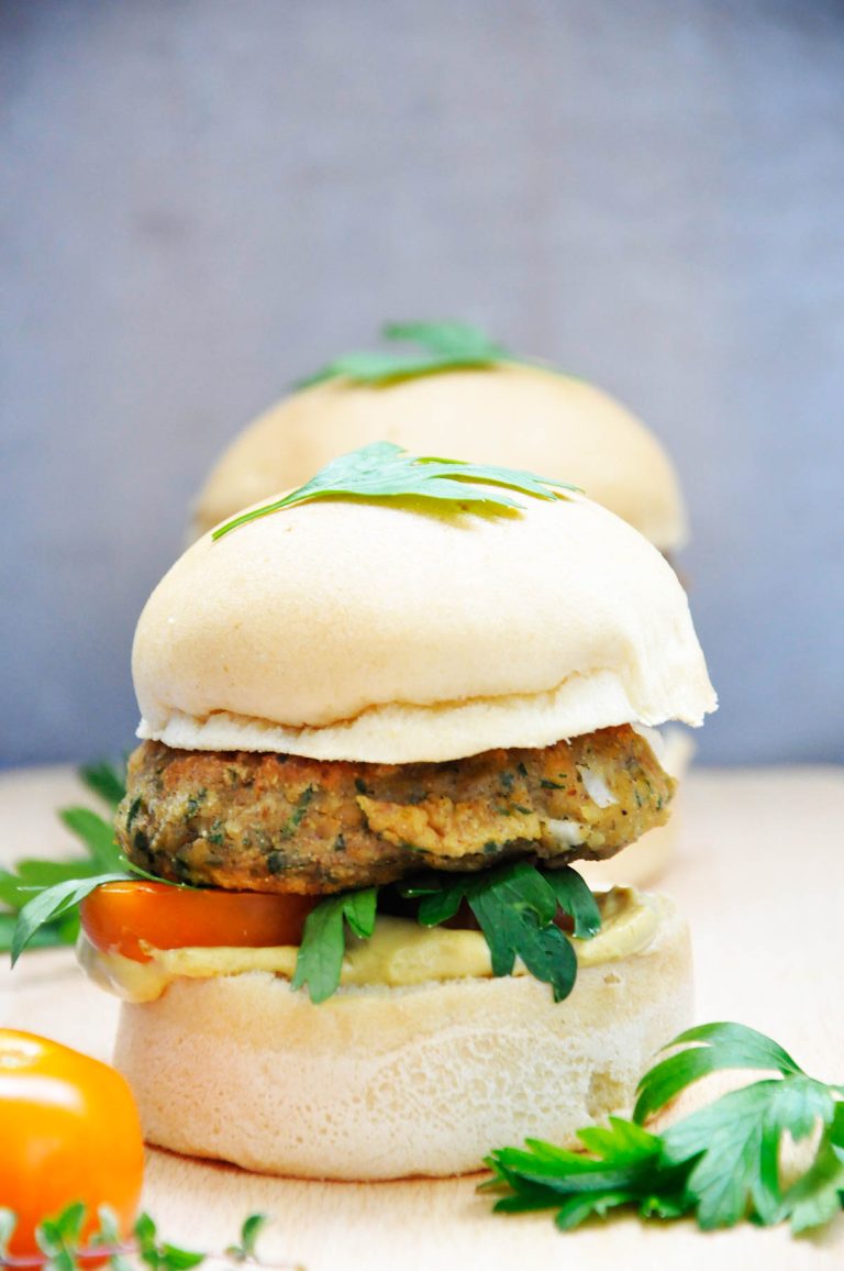 Gluten-Free Lentil Sweet Potato Burgers Burger vegetarian cu linte si cartof dulce reteta